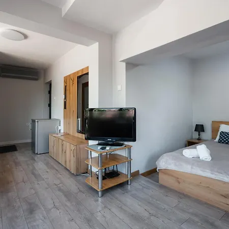 Cozy - Green Terrace Apartment