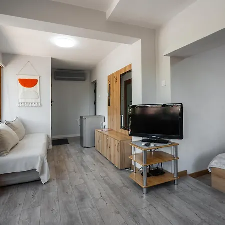 Cozy - Green Terrace Apartment *